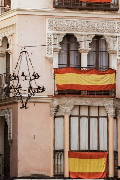 destination-wedding-spain-edificio-con-banderas-espana