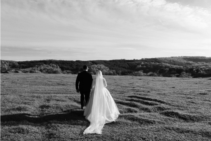Pareja de recién casados paseando por jardines para bodas rodeados de naturaleza