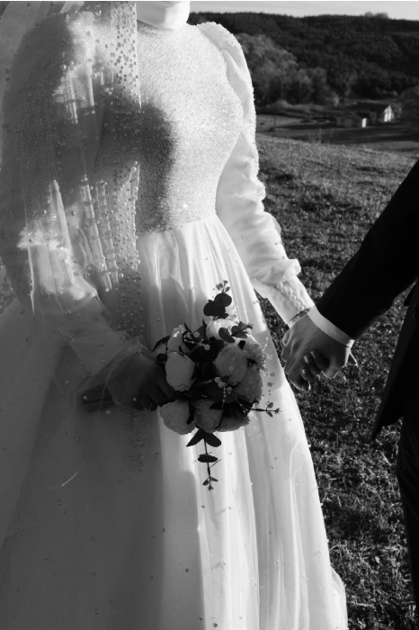Novia con vestido clásico y ramo de flores en jardines para bodas al aire libre