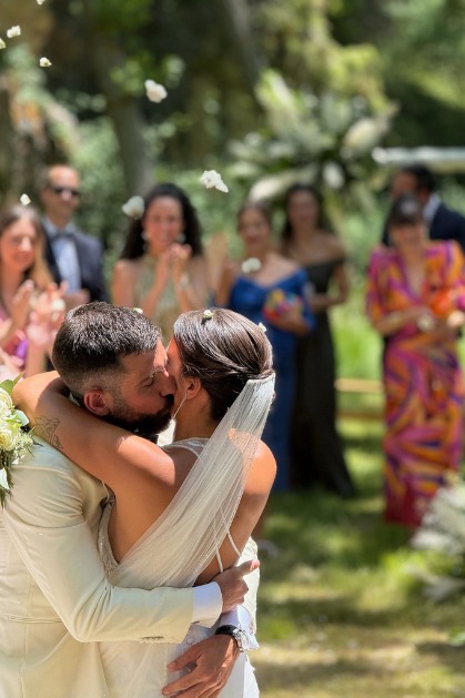 wedding-planner-sevilla-pareja-recien-casados-besandose