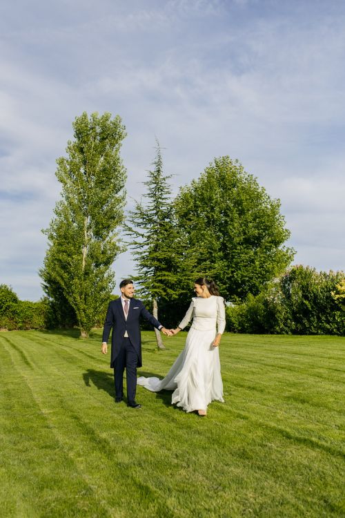 wedding-planner-sevilla-recien-casados-paseando-por-cesped