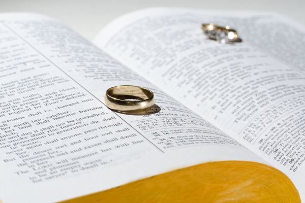 lectura-bodas-religiosas-libro-con-alianzas